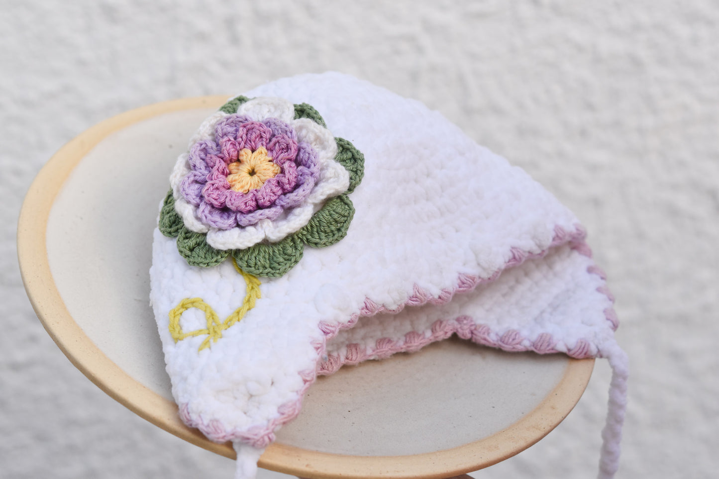 Háčkovaná čiapka s kvetom