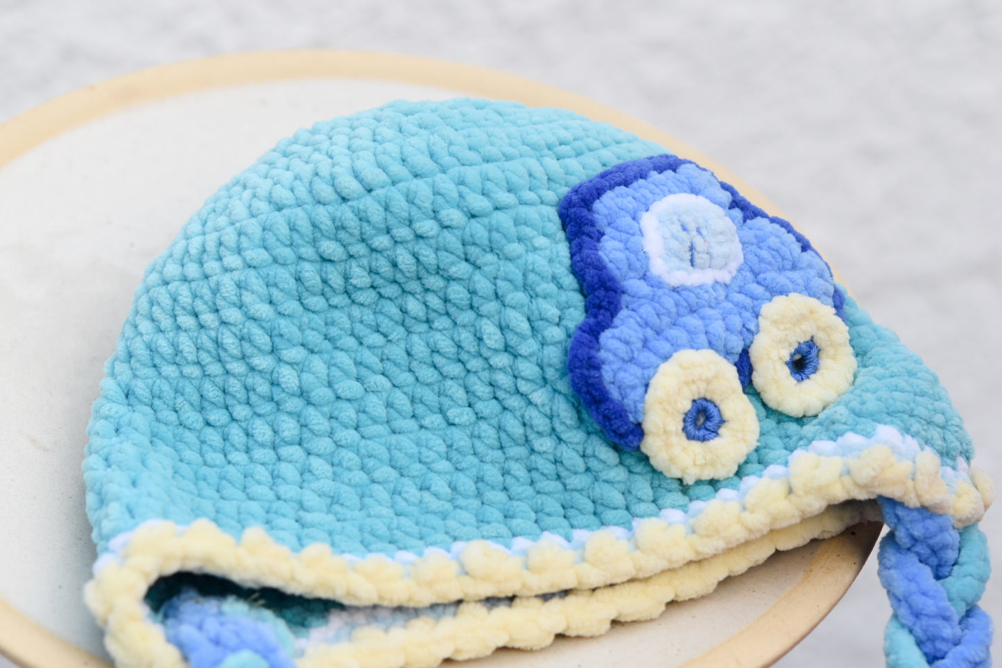 Háčkovaná čiapka s autíčkom