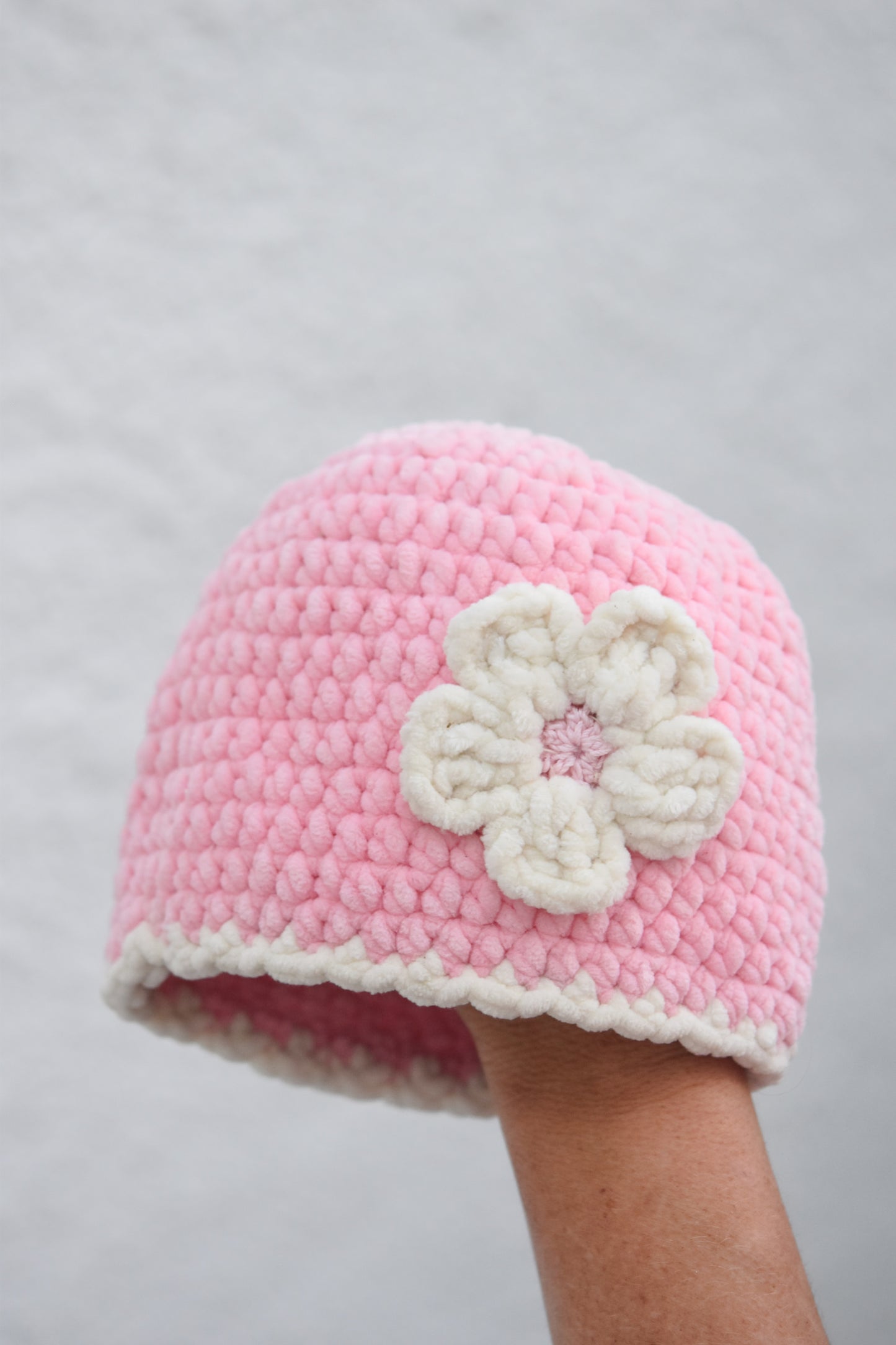 Háčkovaná čiapka s kvetom