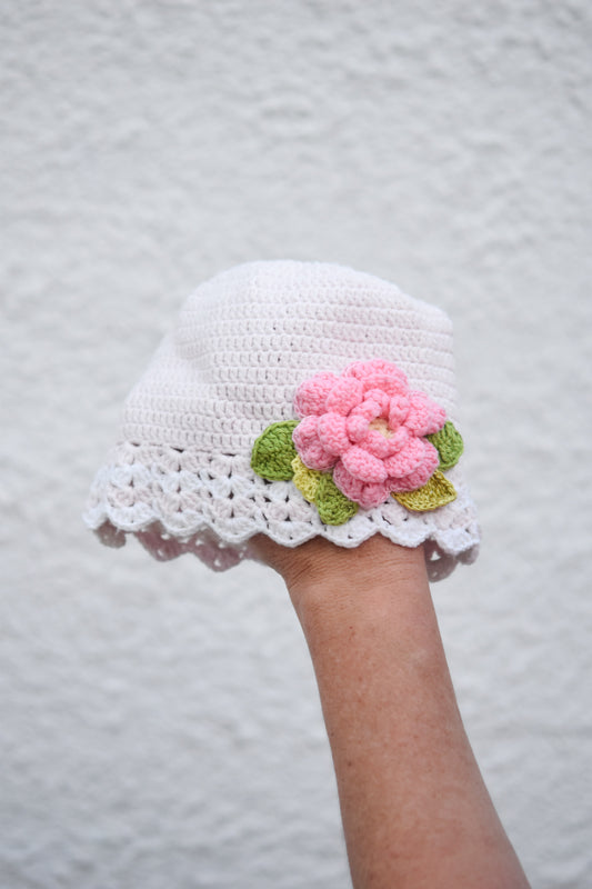 Háčkovaná čiapka s kvetom