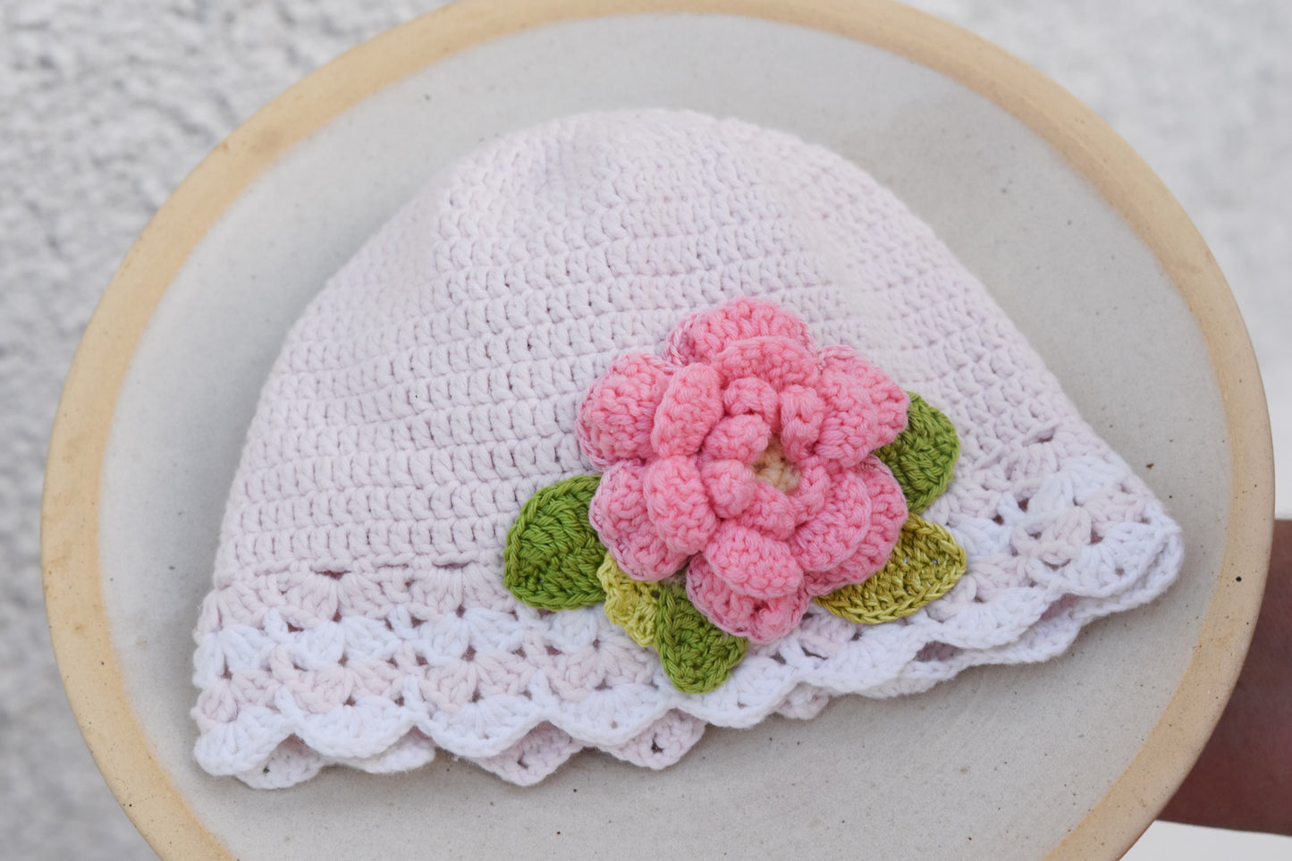 Háčkovaná čiapka s kvetom