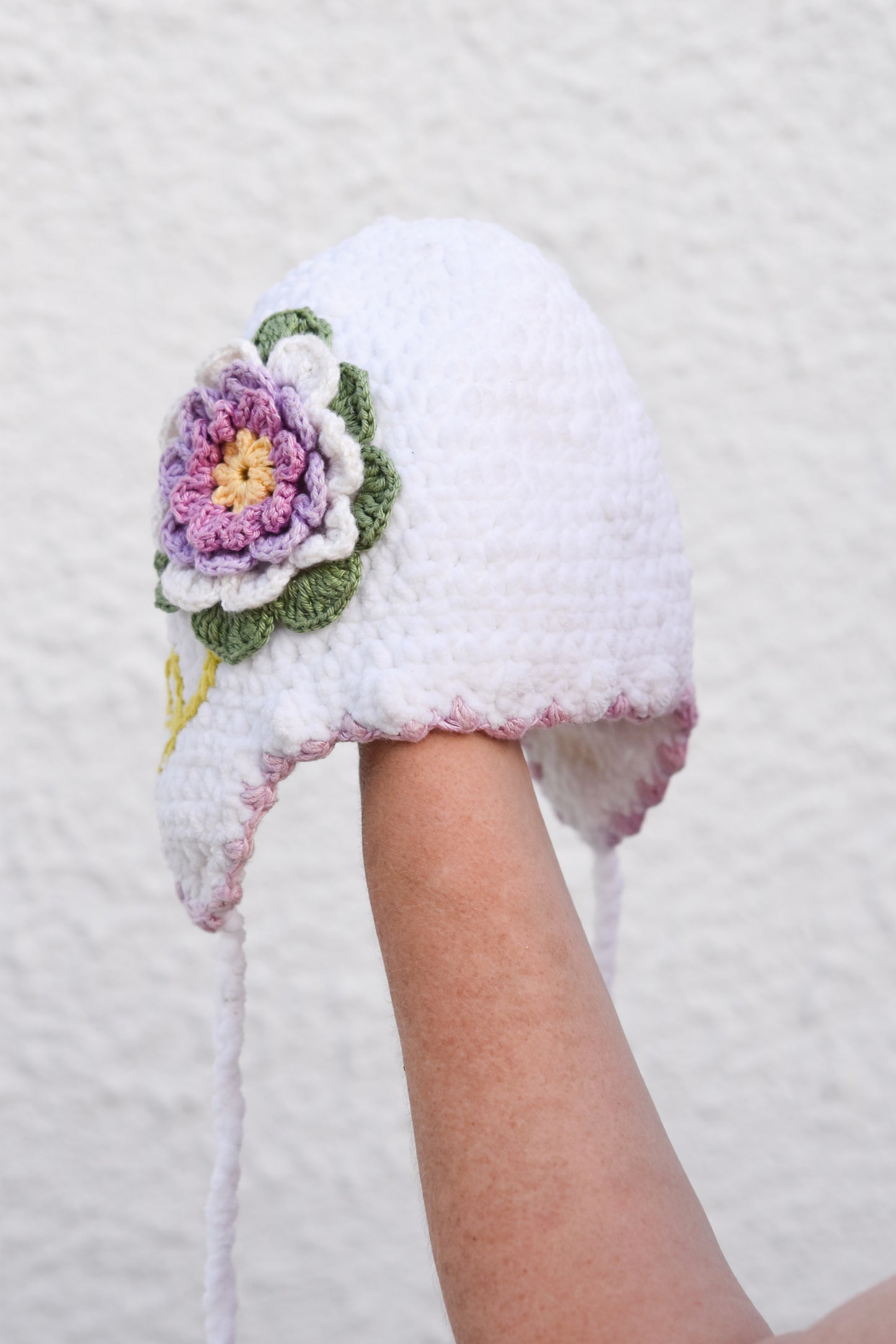 Háčkovaná čiapka s kvetom