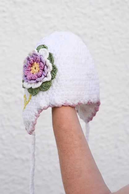 Háčkovaná čiapka s kvetom