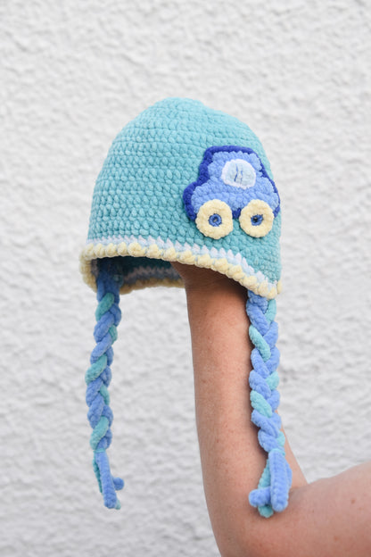 Háčkovaná čiapka s autíčkom