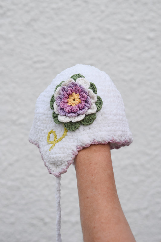 Háčkovaná čiapka s kvetom