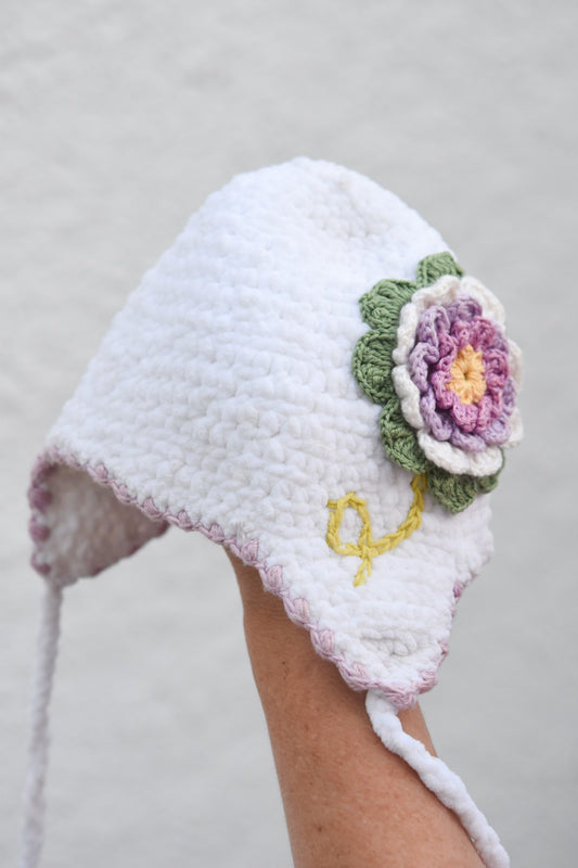 Háčkovaná čiapka s kvetom