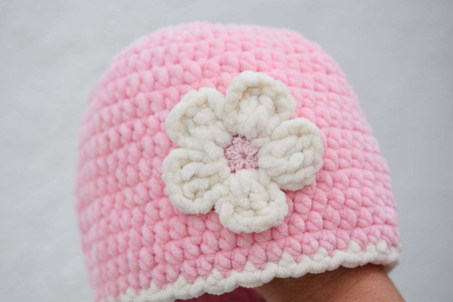 Háčkovaná čiapka s kvetom