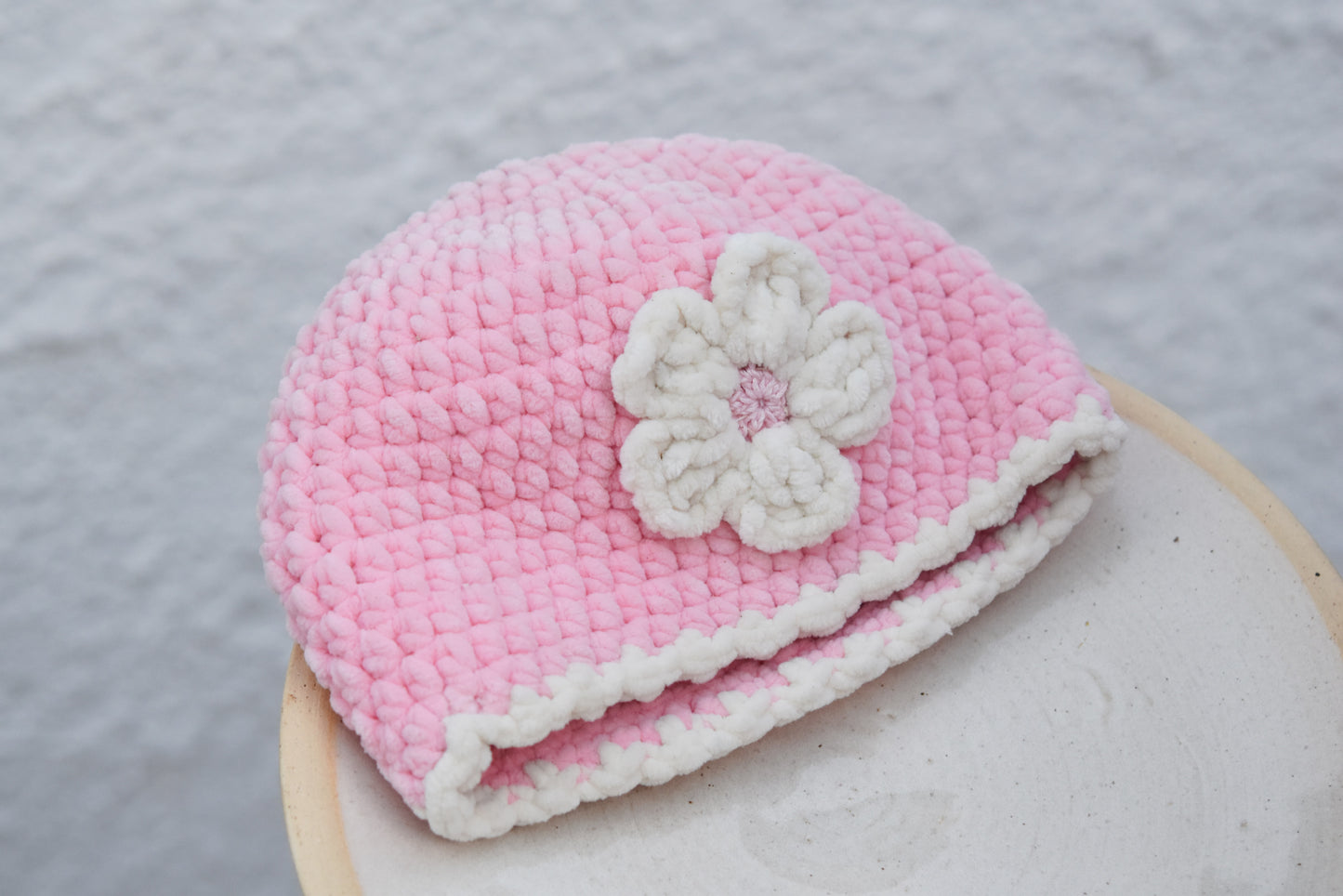 Háčkovaná čiapka s kvetom