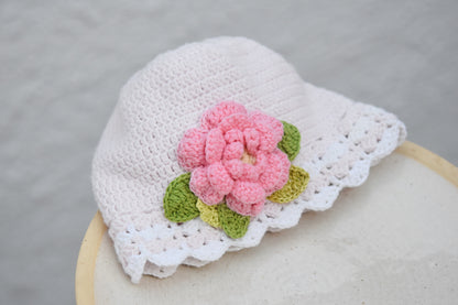 Háčkovaná čiapka s kvetom